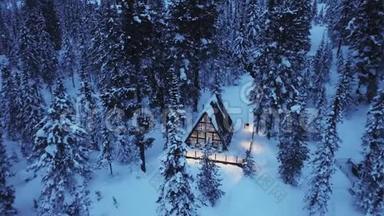 山上的小茅<strong>屋</strong>被雪覆盖着。 用无人驾驶<strong>飞</strong>机<strong>飞</strong>过森林和美丽的小<strong>屋</strong>。